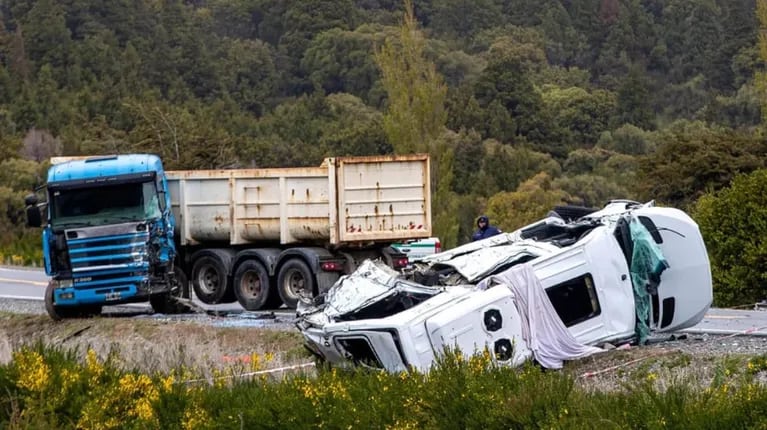 tragedia-en-la-ruta-40:-seis-turistas-murieron-en-un-choque-frontal-entre-una-combi-y-un-camion