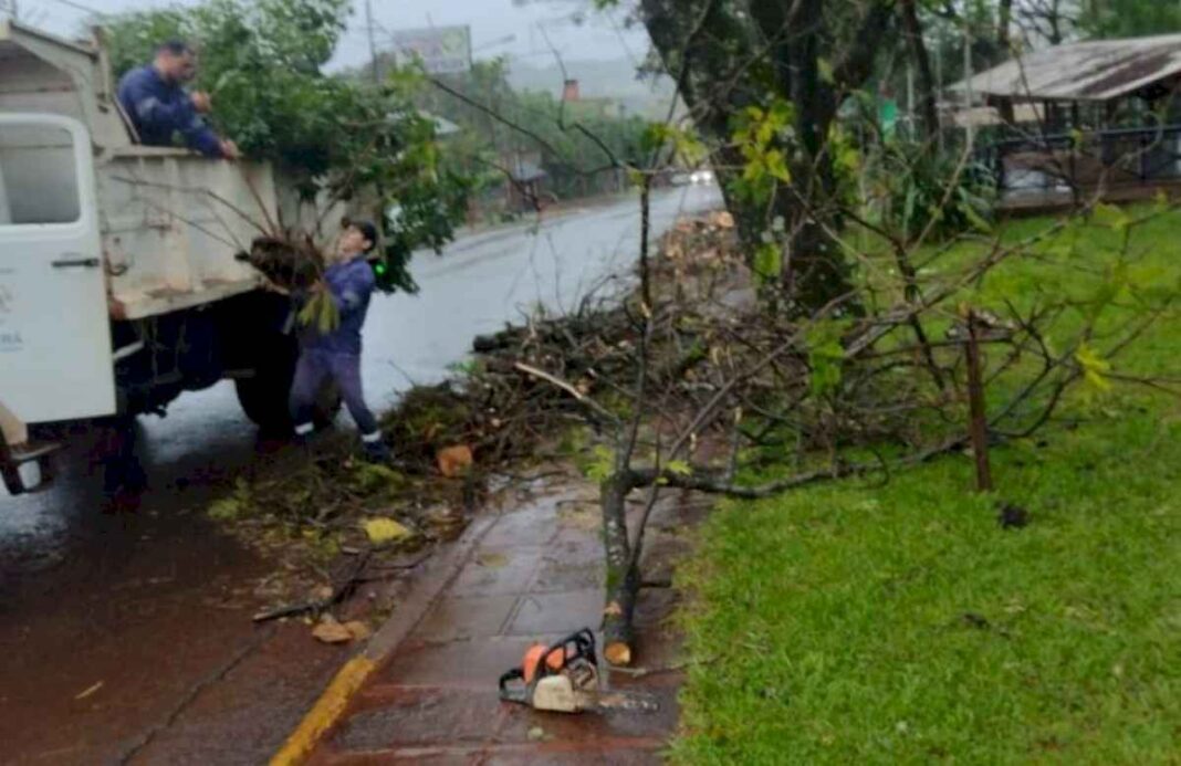 dos-viviendas-afectadas-por-el-fuerte-temporal-de-viento-y-lluvia-que-se-desato-en-obera