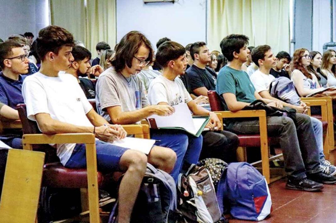 universitarios-en-duda-por-falta-de-comedor-y-becas