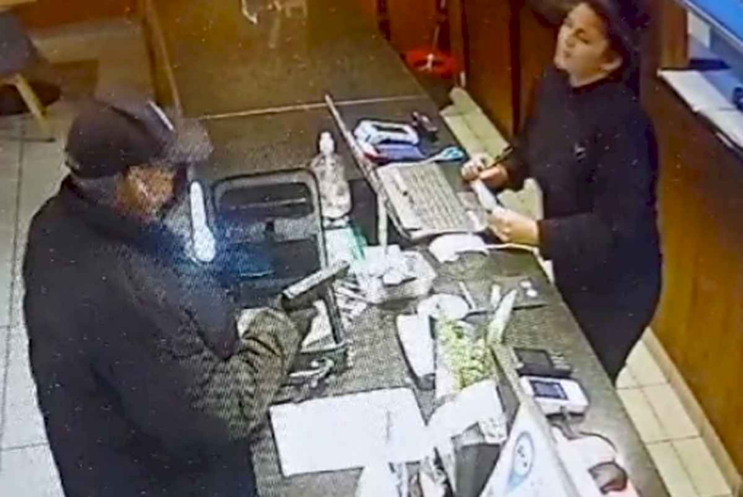 amenazo-con-un-arma-a-la-cajera-de-un-restaurante-y-robo-$1138.000,-pero-todo-era-una-puesta-en-escena