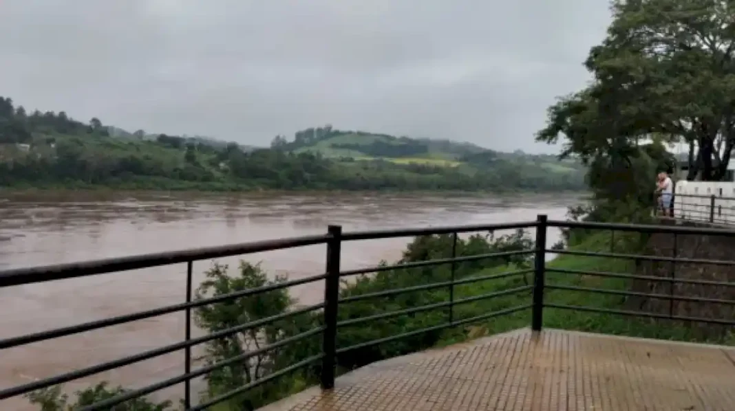 el-soberbio:-por-la-crecida-del-rio,-trabajan-en-la-evacuacion-de-unas-20-casas-familias