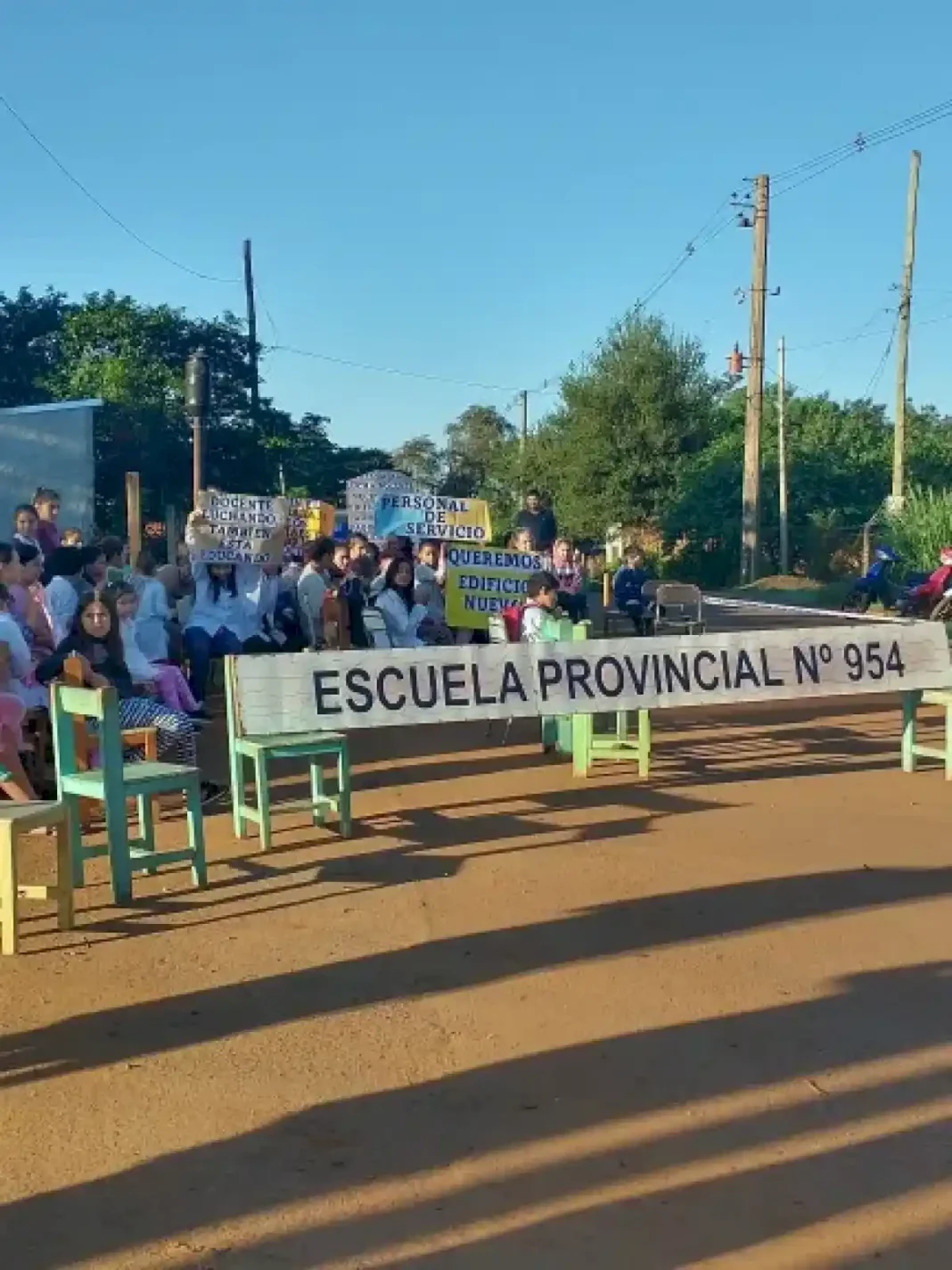 padres-de-los-alumnos-de-la-escuela-954-altos-del-parana-exigen-un-edificio-nuevo