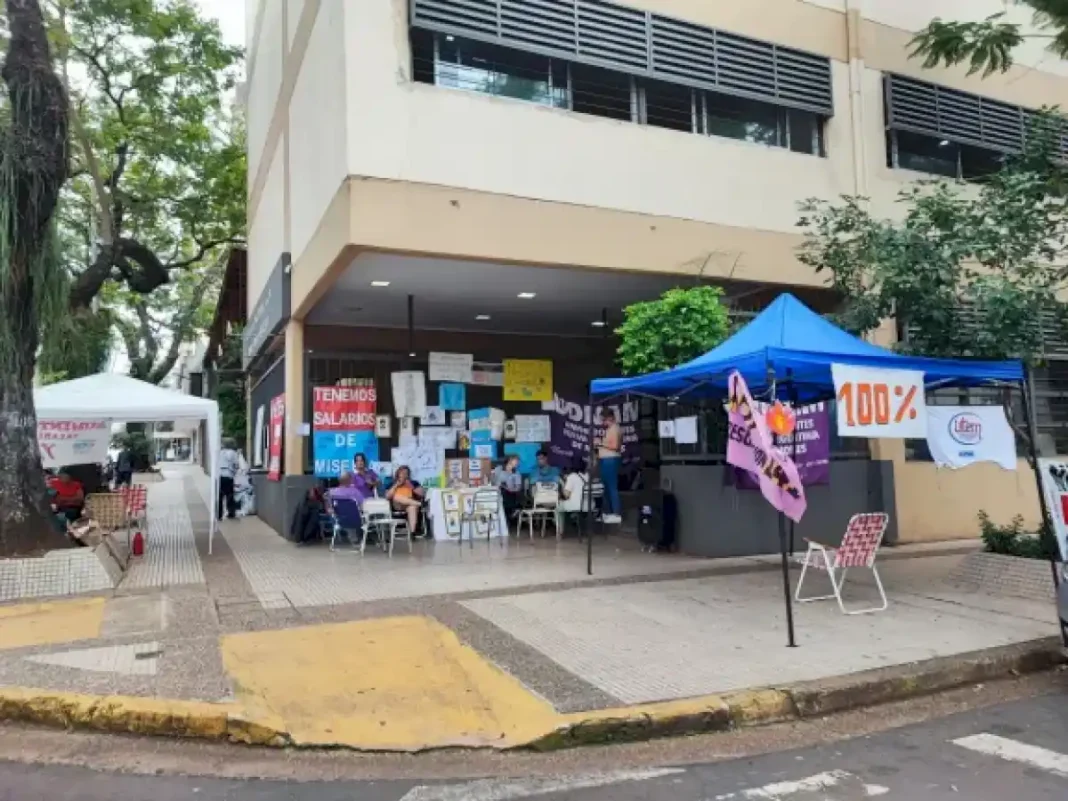 docentes-visibilizan-sus-reclamos-en-las-puertas-de-los-colegios