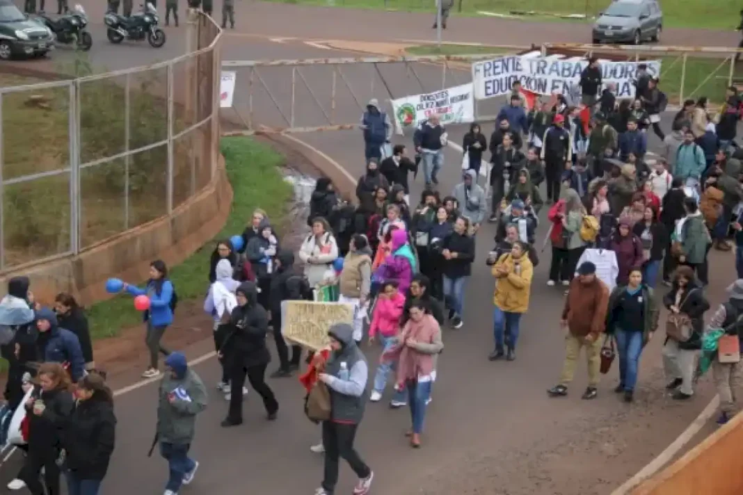 docentes-autoconvocados-interrumpen-el-transito-en-la-zona-de-frontera-de-posadas