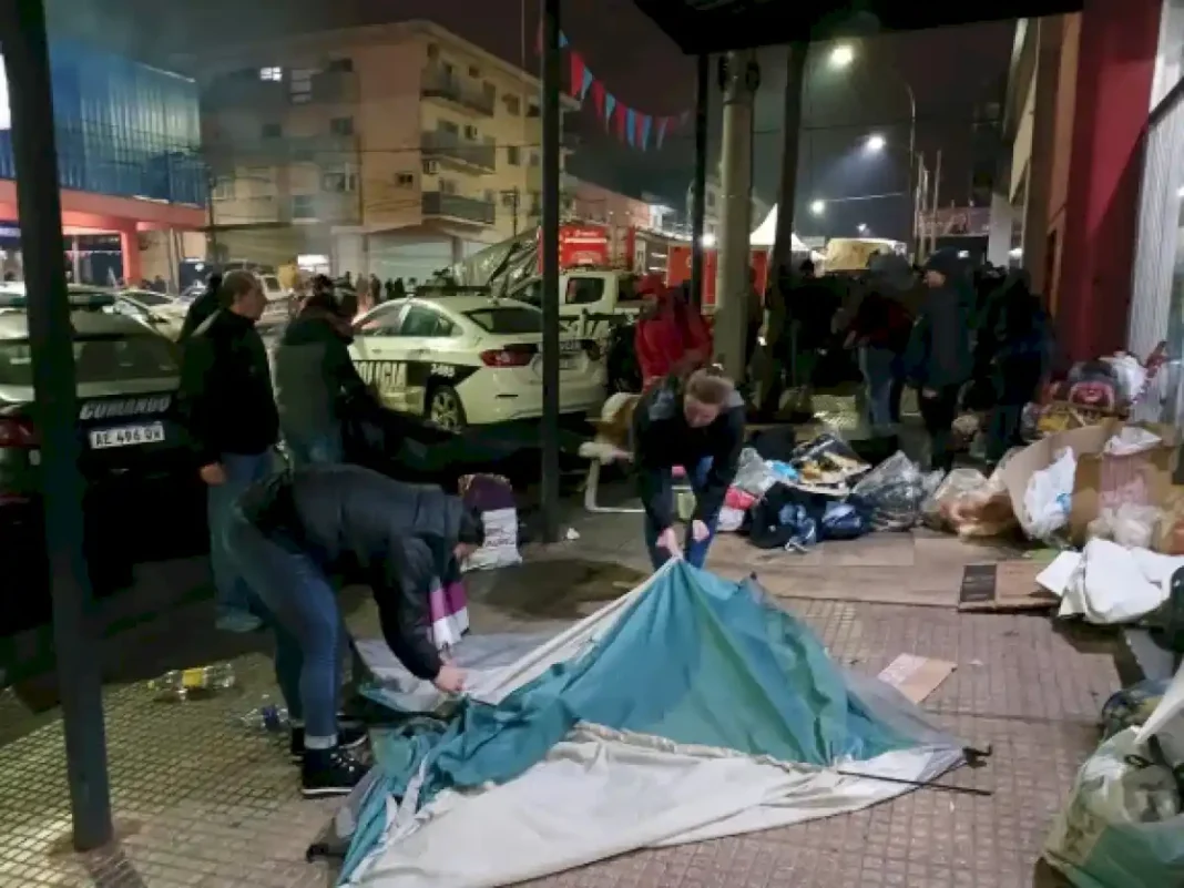 policias-empiezan-a-desarmar-sus-carpas-y-despejan-las-veredas