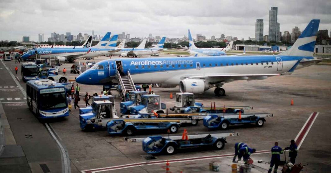 tras-echar-a-tres-pilotos-afiliados-a-apla,-aerolineas-devolvio-el-embraer-con-pilotos-brasilenos