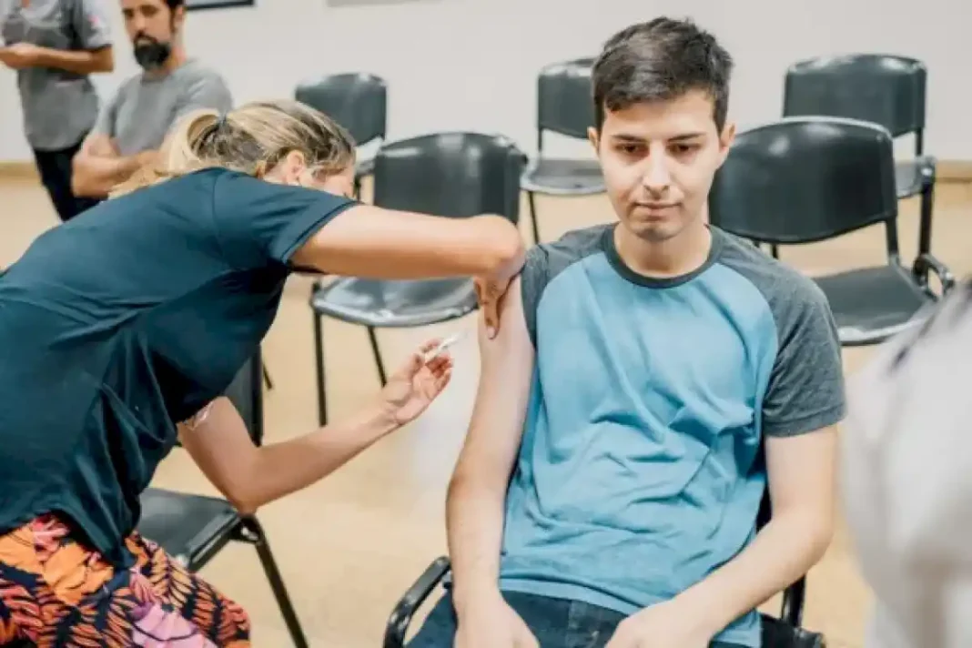 misiones-ya-recibio-las-dosis-y-desde-hoy-vacuna-contra-el-dengue-a-adolescentes:-todo-lo-que-tenes-que-saber