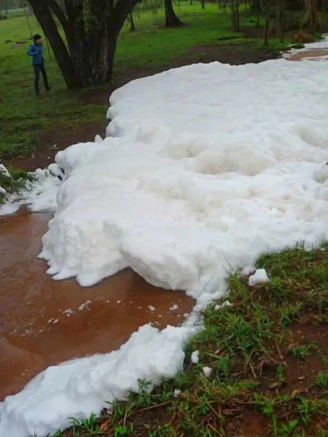 presencia-de-una-extrana-espuma-en-el-arroyo-macaco-genera-preocupacion-en-vecinos-de-dos-de-mayo