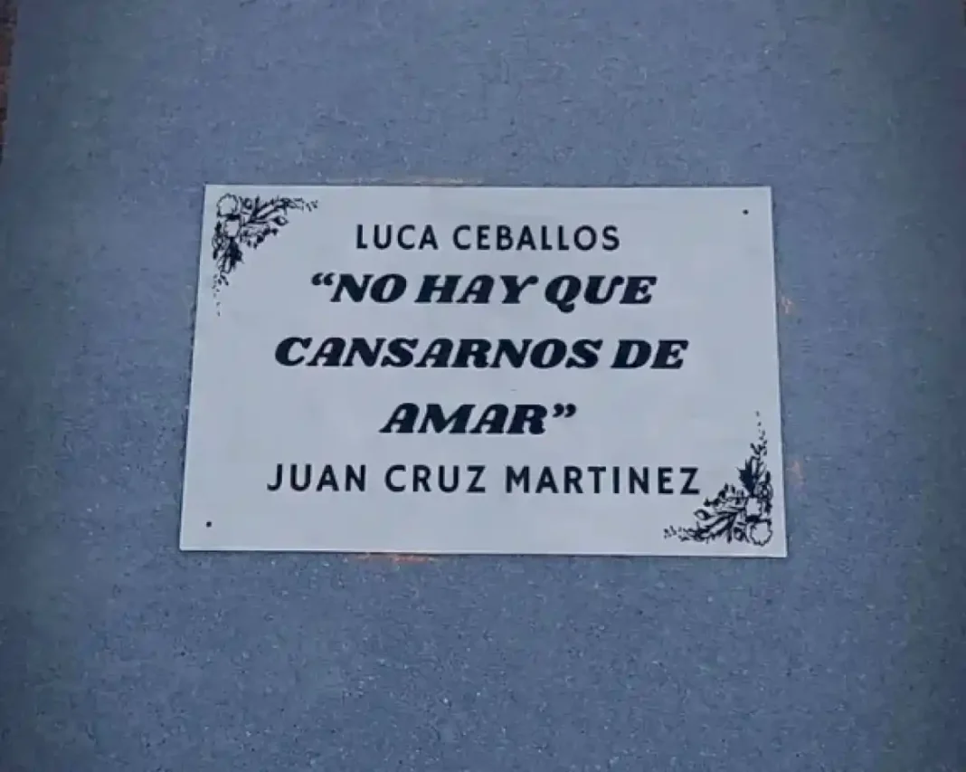 colocaron-una-placa-en-homenaje-a-juan-cruz-martinez-y-luca-ceballo-en-la-plazoleta-lapachos-blancos