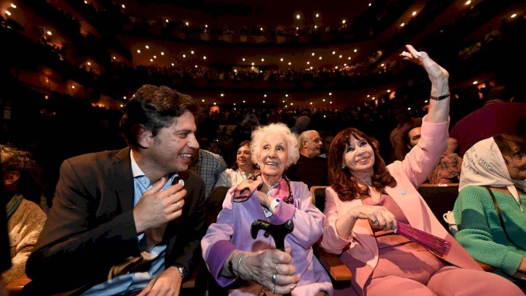 cristina-kirchner-y-axel-kicillof-juntos-en-un-homenaje-a-abuelas-de-plaza-de-mayo