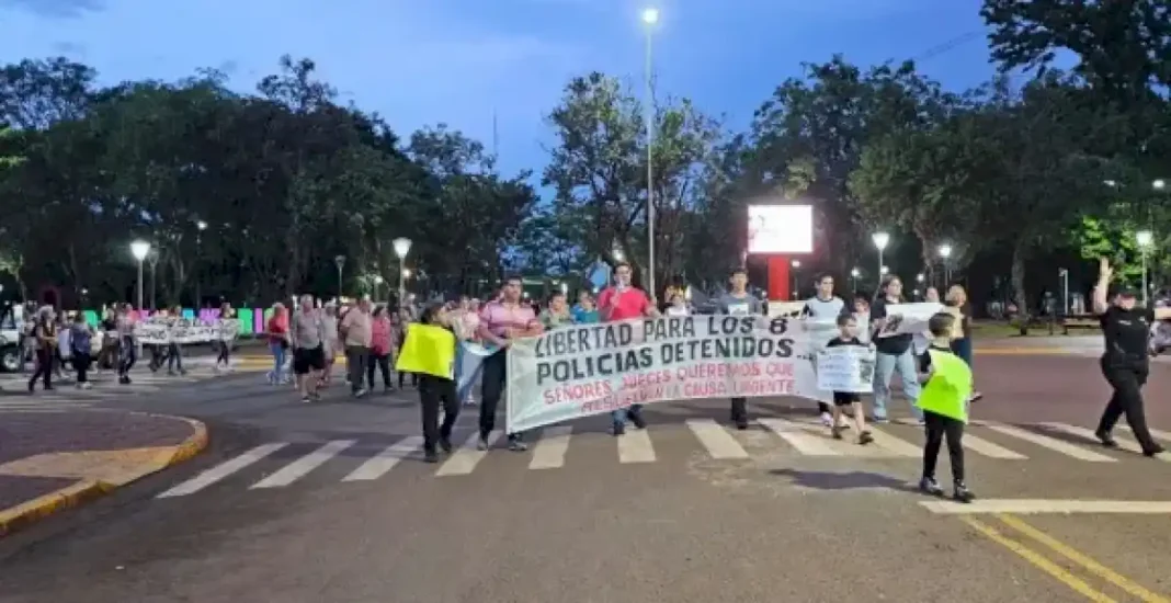 en-jardin-america-marcharon-pidiendo-la-libertad-de-los-policias-detenidos