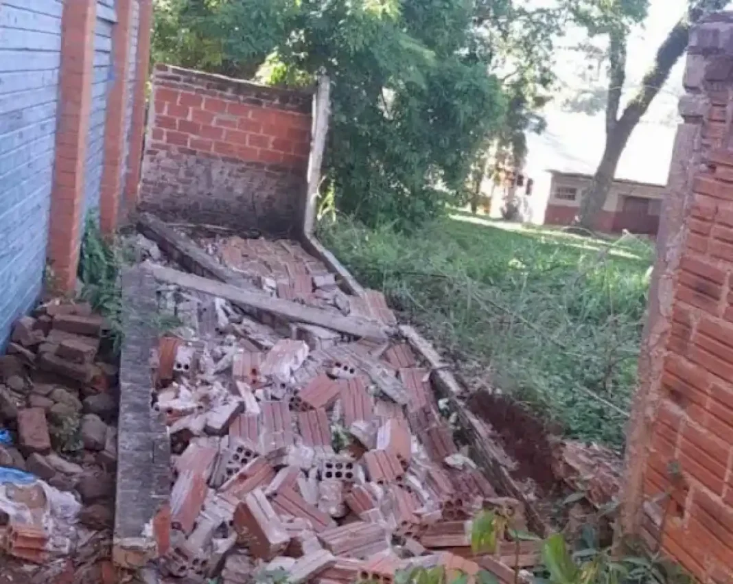 san-pedro:-destruyeron-parte-de-un-muro-del-instituto-maria-ana-mogas