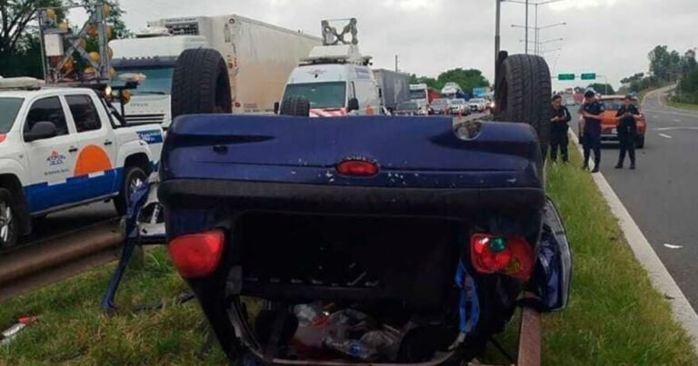 Hinchas de Racing volvían de Paraguay y volcaron sobre la Panamericana: hay cinco heridos