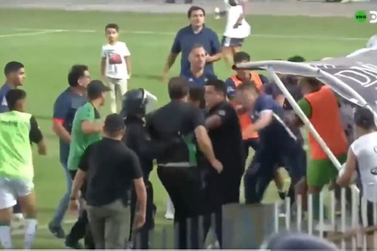 Otro final escandaloso en el ascenso: Sarmiento de La Banda y Villa Mitre de Bahía Blanca terminaron con una batalla campal