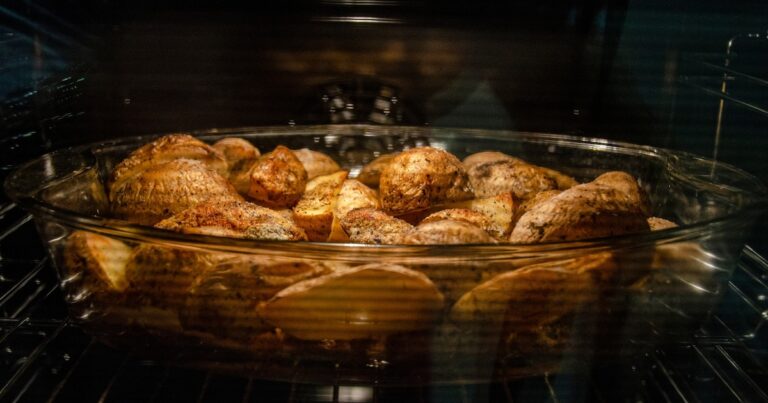 El truco para que las patatas asadas queden crujientes y deliciosas