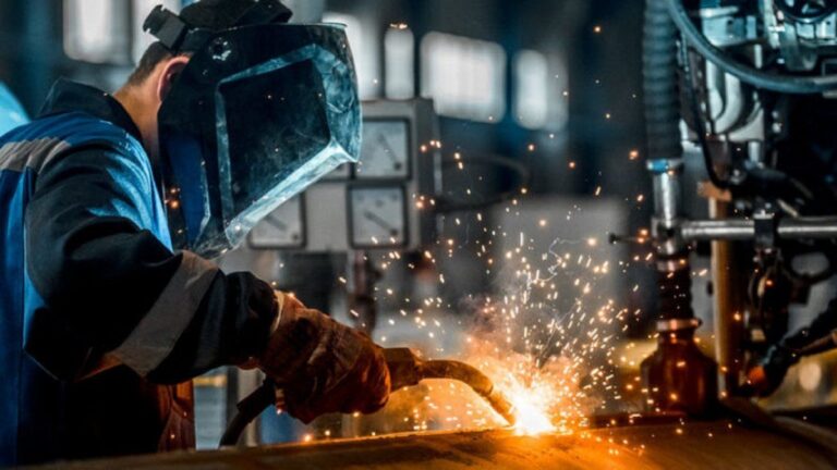 Sin brotes verdes: en los primeros 10 meses del año la industria se derrumbó un 11,6%