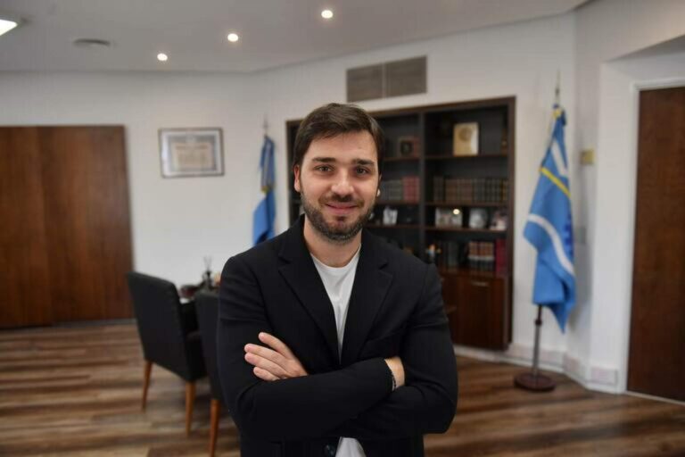 Nacho Torres sigue los pasos de Javier Milei y donó su sueldo a las escuelas de Chubut