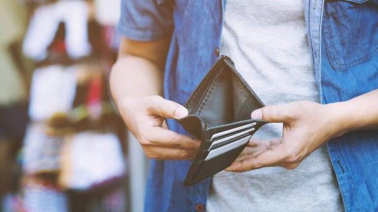 Los salarios siguen por detrás de la inflación a pesar del relato de Javier Milei