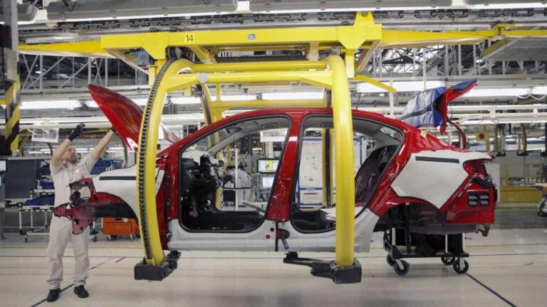 Cumbre del Gobierno con automotrices para analizar la baja de impuestos
