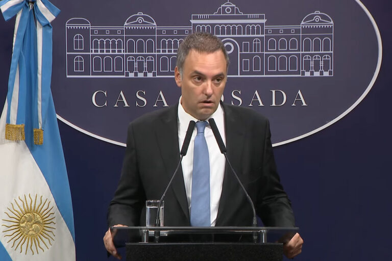 En conferencia de prensa, Adorni informó que se cayó el pliego de la Hidrovía