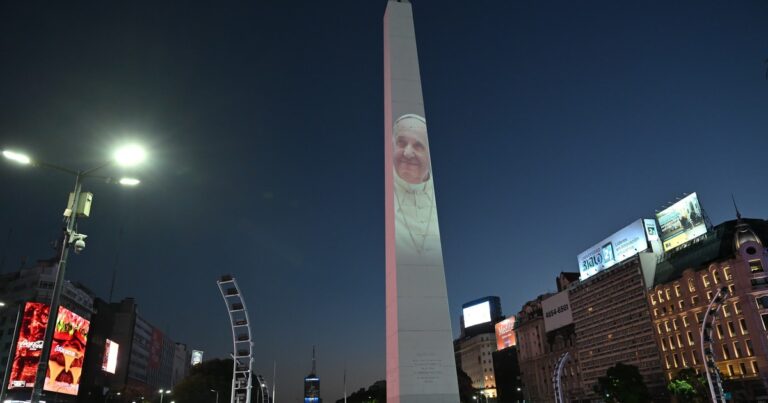 Proyectan en el Obelisco un mensaje de aliento al Papa Francisco