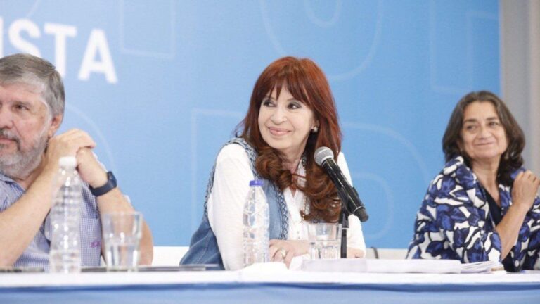 Cristina Kirchner respaldó a Axel Kicillof tras el pedido de renuncia de Javier Milei