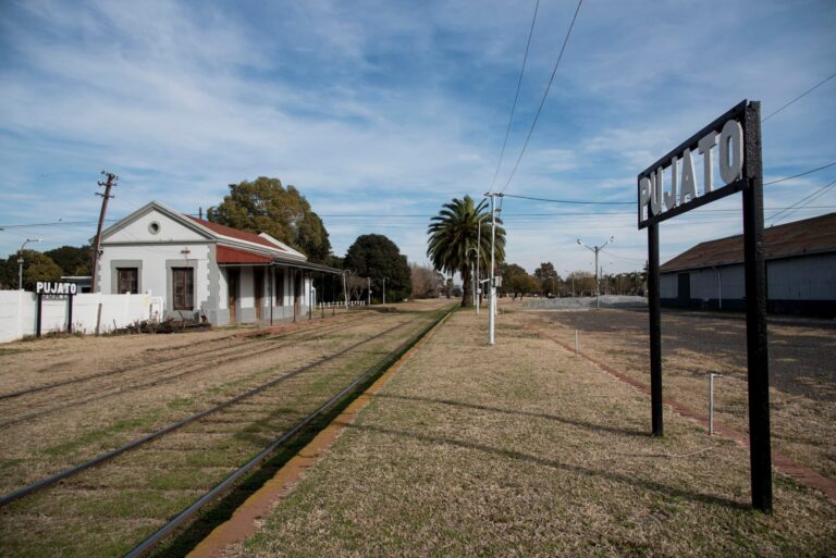 Santa Fe: dos empleados municipales recibieron una descarga eléctrica cuando colocaban un poste y murieron