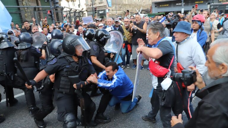 Gendarmería y Prefectura reprimen a jubilados e hinchas en la manifestación en Congreso