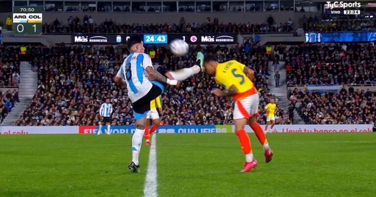 Video: el patadón (y roja) de Enzo Fernández a Kevin Castaño