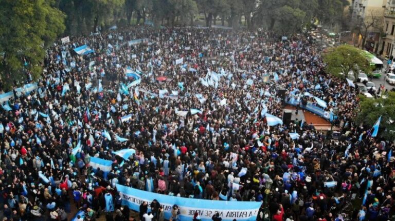 Cristina Kirchner volvió a hablarle a la militancia con un banderazo en Parque Lezama