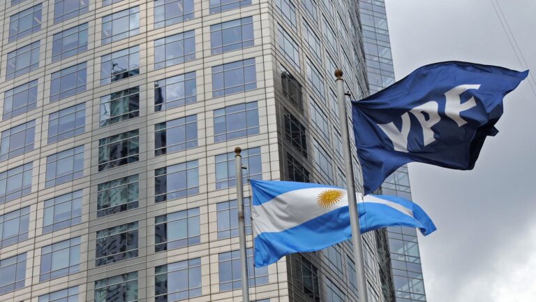 Fallo colonialista: jueza de EE.UU. ordena entregar el 51% de las acciones de YPF a fondos buitres
