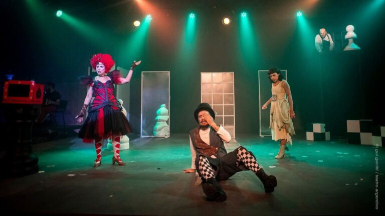 Una reversión del clásico «Alicia» con ecos de Freud, María Elena Walsh y Serú Girán