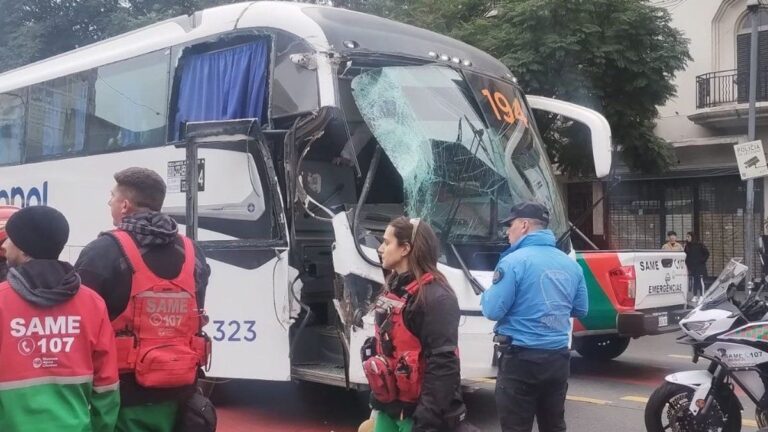 Impactante choque entre dos colectivos en Belgrano: 20 pasajeros resultaron heridos