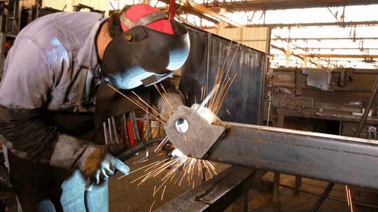 Industria en crisis: el costo de la producción se disparó un 25% en dólares