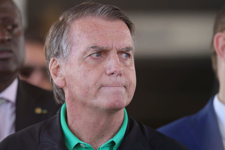 La Corte ordenó el arresto domiciliario del expresidente Jair Bolsonaro y le incautó sus celulares