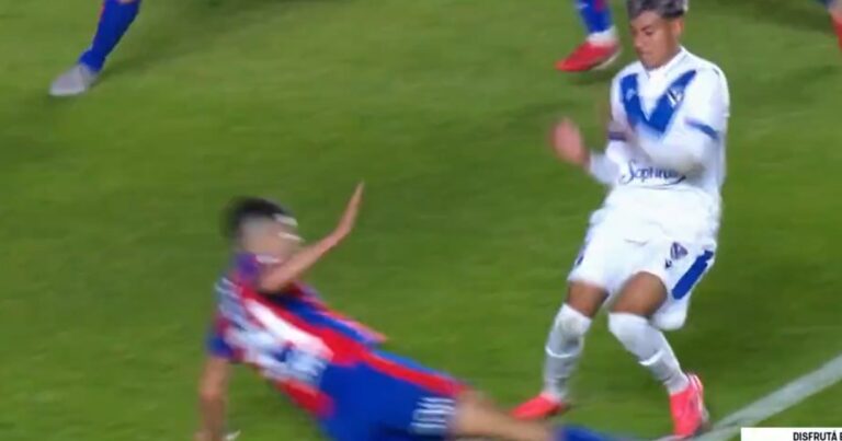 Video: la jugada por la que todo Vélez pidió penal contra San Lorenzo