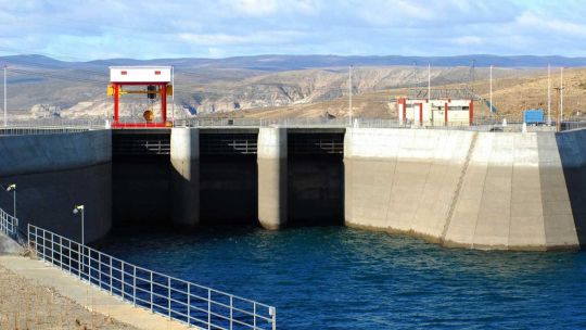 El Gobierno autorizó la privatización de cuatro empresas hidroeléctricas