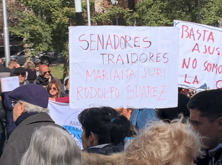 Más masiva y con nuevos sectores, la marcha 76 de jubilados en Mendoza apuntó contra el veto de Milei