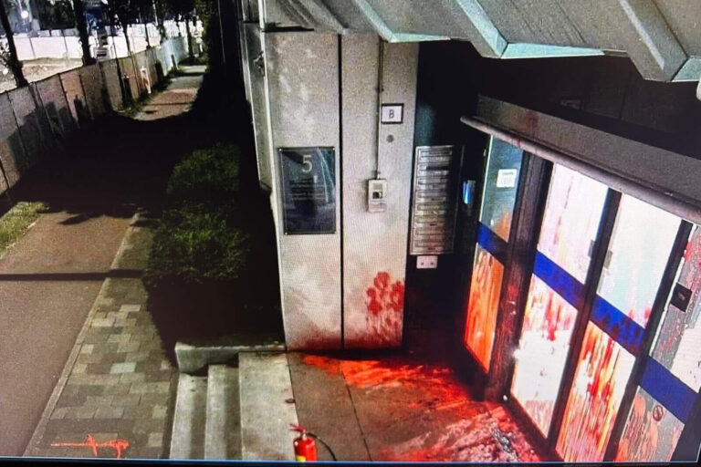 Ataque antisemita contra la embajada de Israel en La Haya: 3 detenidos