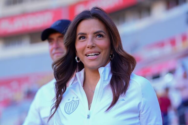 Como Ryan Reynolds, Eva Longoria invirtió en un equipo de fútbol para llevarlo a la gloria