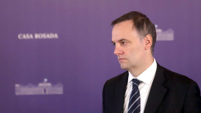 En medio del escándalo, Manuel Adorni suspendió su programa «Fake, 7, 8»