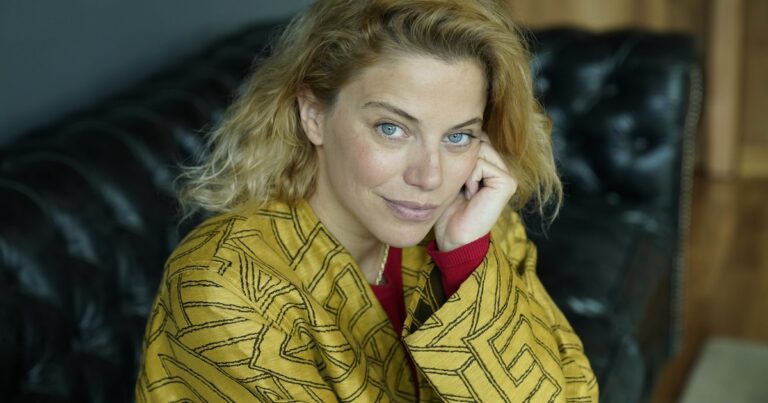 Justina Bustos y cómo convivir con ser madre en la vida real por primera vez y una mujer que no puede tener hijos, en la serie En el barro