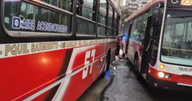 Un choque de dos colectivos en Plaza Italia dejó 5 pasajeros heridos