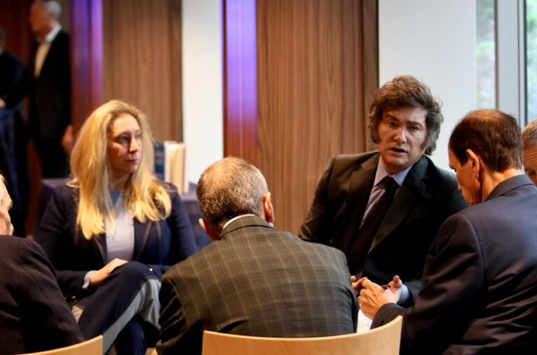 Como en las épocas de radio Colonia, por el cepo del gobierno los audios de Karina saldrían en Uruguay