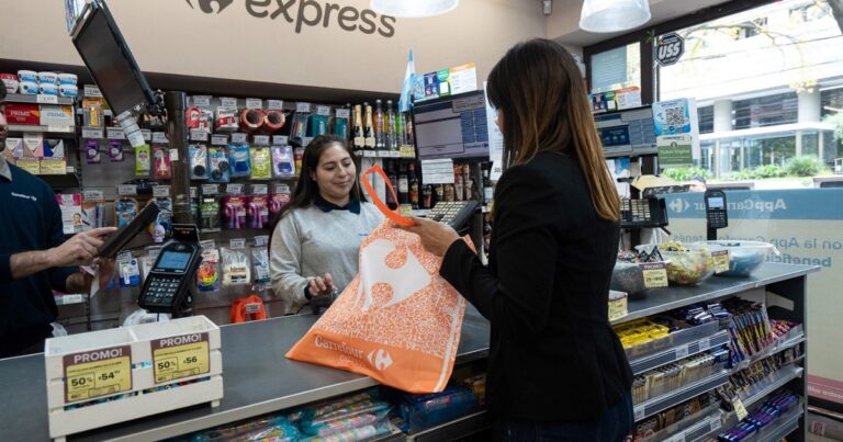 En medio del proceso de venta, Carrefour sorprende con la compra de una cadena en Mendoza