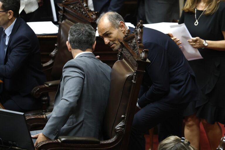 Los Menem quieren cargarse a Santiago Caputo después de la reforma laboral