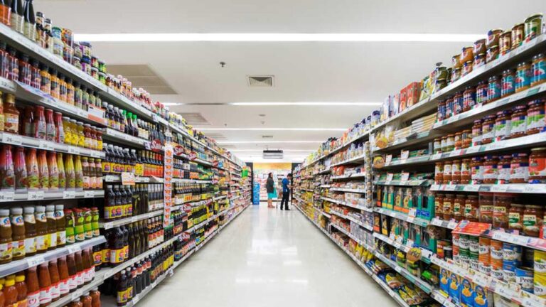 Sigue hundiéndose el consumo popular: en supermercados cayó casi el 4%