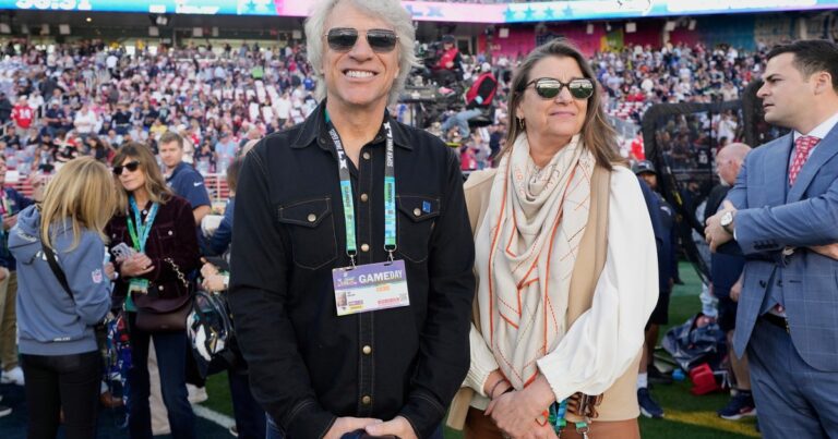 Super Bowl 2026: Bon Jovi, Federer y Chiqui Tapia palpitan el comienzo del show en el Levi’s Stadium