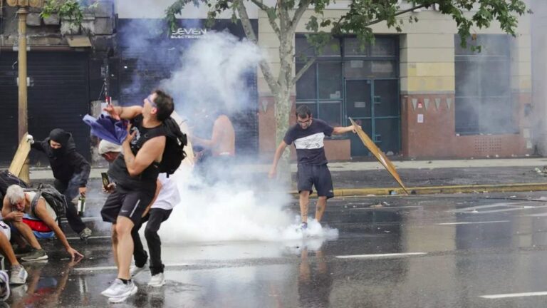 El Gobierno se refirió a los incidentes frente al Congreso por la Reforma Laboral: «Izquierda cavernícola»
