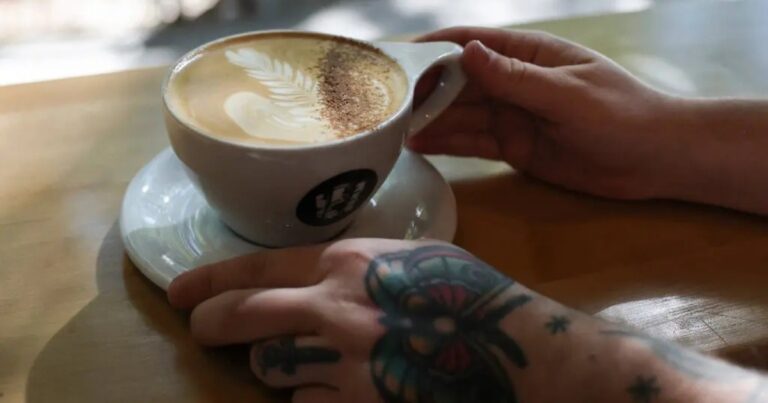 Tomar de 2 a 3 tazas de café al día podría reducir el riesgo de demencia. Pero no si es descafeinado.